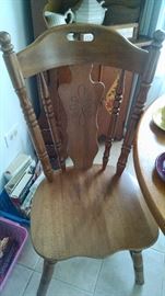 CLOSE-UP....COUNTRY OAK CHAIR ...