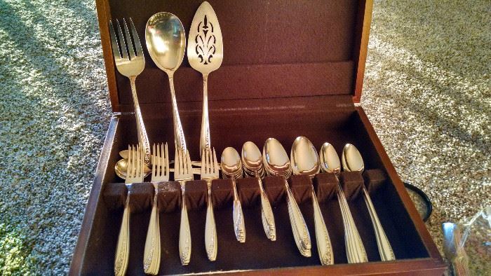 WM. ROGERS SILVER PLATE FLATWARE SET W/ CASE