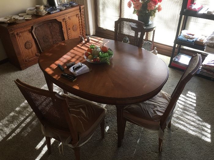 HENREDON FURNITURE DINING TABLE W/6 CHAIRS.