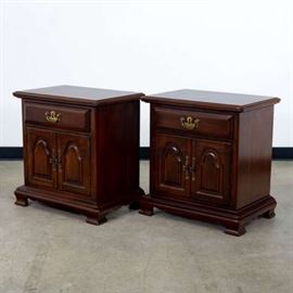 PAIR OF "KLING COLONIAL" TRADITIONAL NIGHTSTANDS