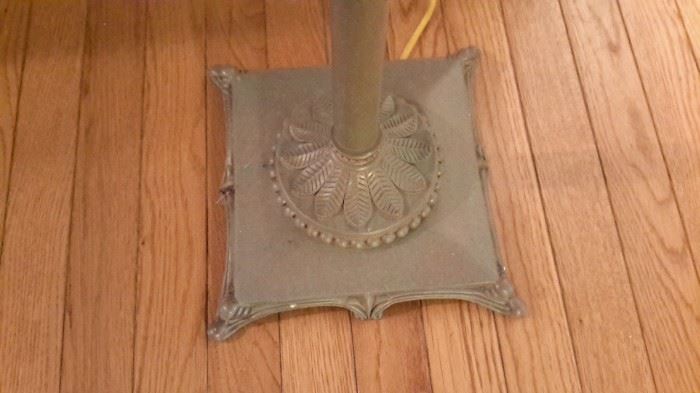 Cute vintage-look floor lamp.