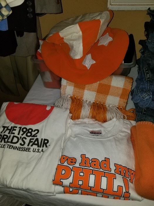 1982 Worlds Fair used T-Shirt
UT clothes 