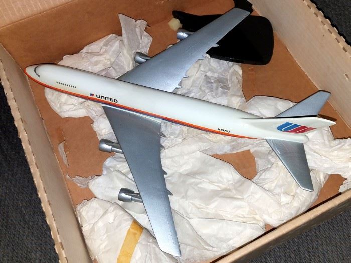 Model United airline plane