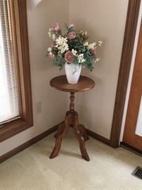 Cute side table and another floral arrangement 