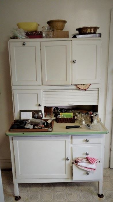 Vintage Hoosier cabinet (In great condition) 
