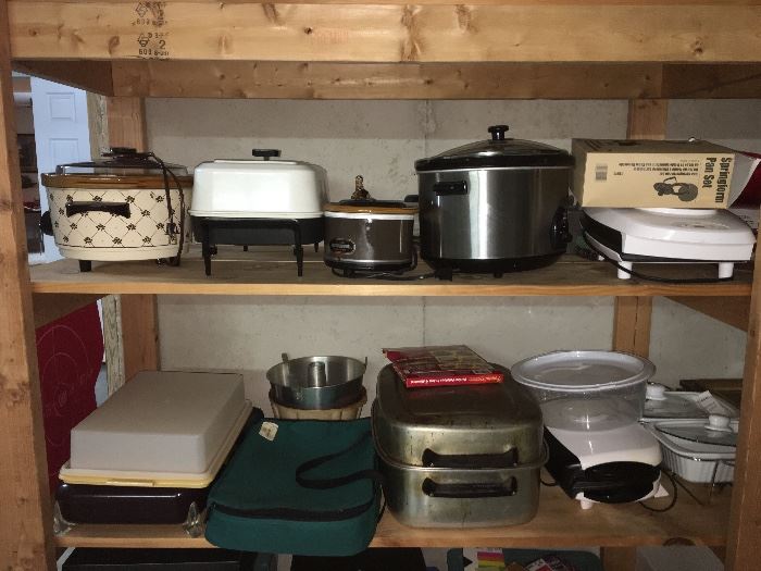 Great selection of crock pots and kitchen items