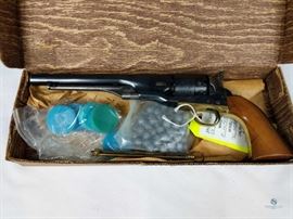 Llipietta Replica Colt 1860 / Black powder. Replica Colt 1860 Army. Appears functional. Includes bag of shot. Wooden grips. Good condition. Not-test-fired. 18522 .44 cal black powder. , FFL #267
