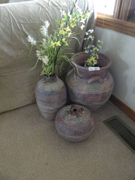4 decorative pots with fuax flowers.