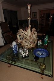 LARGE GLASS COFFEE TABLE WITH LARGE DRIFTWOOD LAMP AND SEVERAL CHINESE PORCELAINS