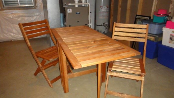 Folding table w/ 2 matching chairs 