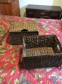 Set of two baskets.