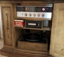 Magnavox The Venetian Stereo Console-6460 Featuring an AM/FM radio, 8-track tape player, and Micromatic II record changer, two 10″ Bass Woofers and two 3.5″ Tweeters with classic decorations. Built in 1975.