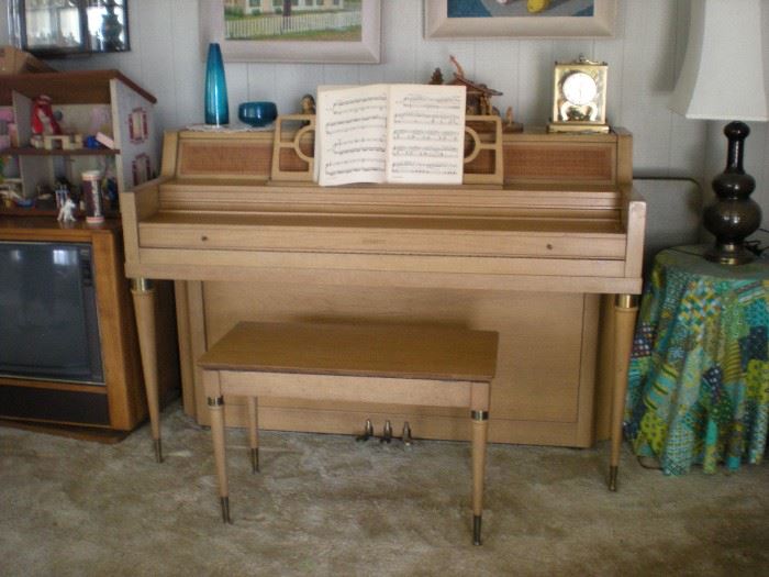 1950's Everett piano. Beautiful condition. Needs tuning.