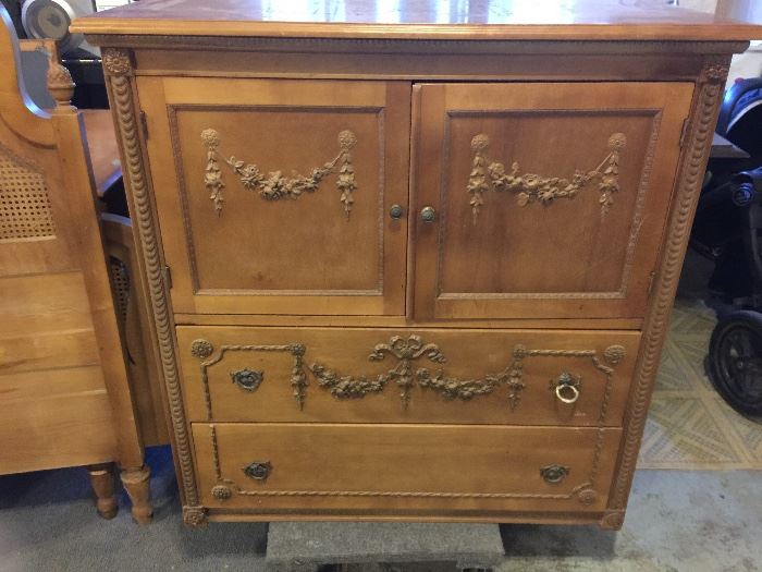 This gorgeous armoire dresser is part of a bedroom set. Vintage!!  Has cane chairs that match in good condition. 😎 