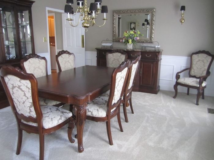 DINING ROOM SET BY THOMASVILLE TABLE WITH 2 LEAVES AND 6 CHAIRS ANDD 2 ARM CHAIRS