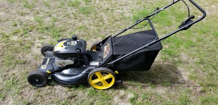 Used very little is this 22" self propelled lawn mower. Briggs & Stratton  675 Brute 