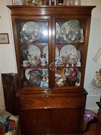 China cabinets are full of crystal,and china!!