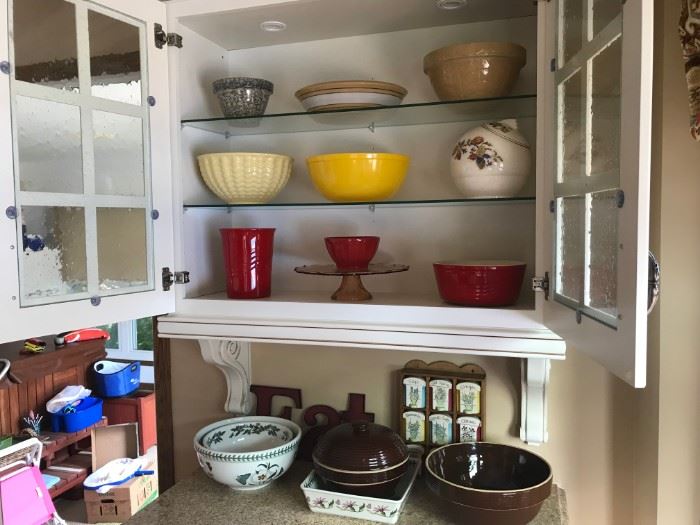 More kitchen bowls and accessories