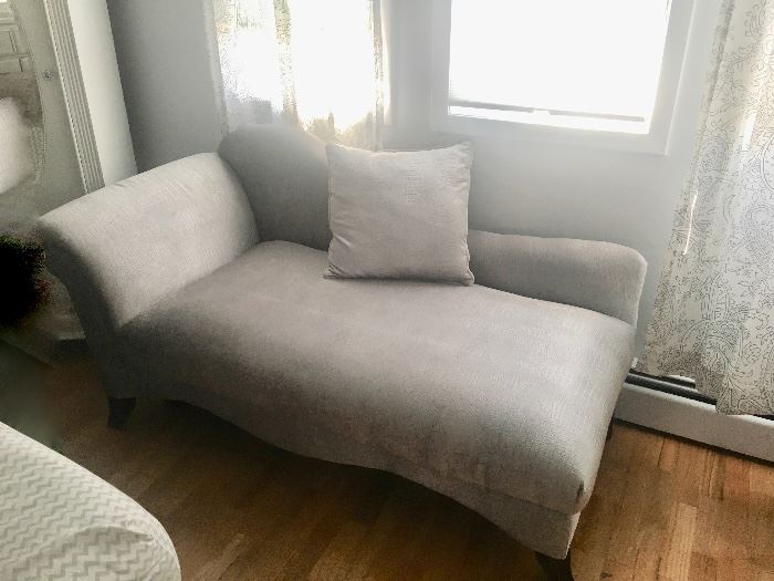 Chaise in dove gray 