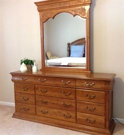 Oak Dresser/Mirror that Matches King Bed