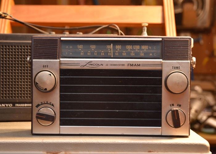 Vintage Lincoln AM / FM Transistor Radio