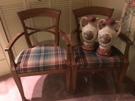 Pair of armchairs, George and Martha vases.