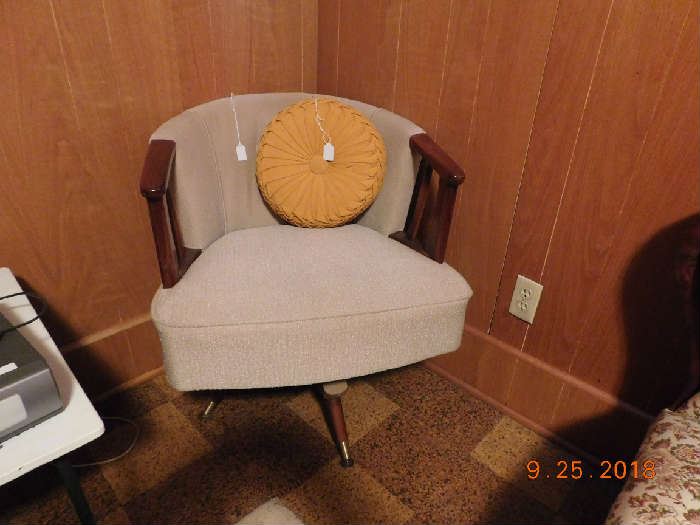 Nice Mid Century Modern Chair.