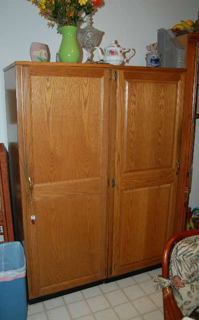 Two oak cupboards, can be used in the kitchen, or as wardrobes in the bedroom