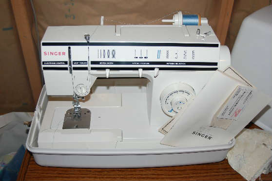 NICE Singer sewing machine!