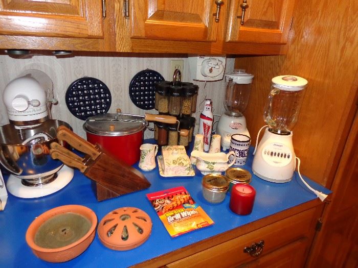 Kitchen Aid Stand Mixer, Knife Block, Can Opener, Blenders, Spice Rack, Bud Collectors Bottle,