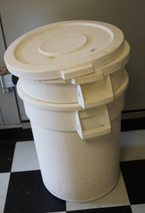 2 Food Grade White Plastic Trashcans with Lids