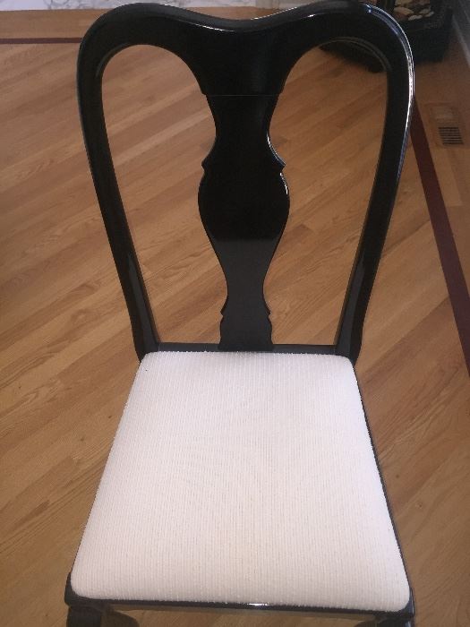 - SET OF 6 BLACK LACQUER CHAIRS WITH WHITE/CRÈME SEATS.