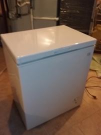 KENMORE/SEARS HOUSEHOLD FREEZER CHEST: Free standing. Model Type: 19502. Model No.: 255.19502010. 5.1 cubic feet