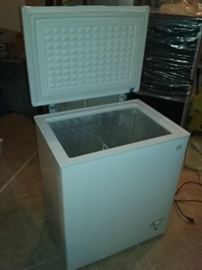 KENMORE/SEARS HOUSEHOLD FREEZER CHEST: Free standing. Model Type: 19502. Model No.: 255.19502010. 5.1 cubic feet