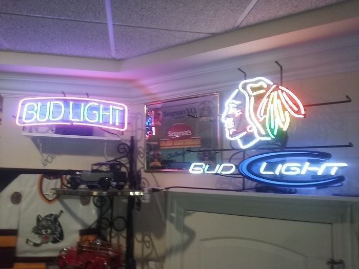 FOR HIS MANCAVE: COLLECTIBLE NEON BAR LIGHT: BLACK HAWKS BUD LIGHT: Width: 32”. Height: 24”. AWESOME GIFT!!