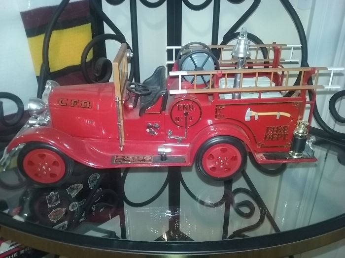 COLLECTIBLE VINTAGE JIM BEAM 1928 FORD RED FIRE TRUCK CAR BOURBON WHISKEY DEANTER: Decanter is empty