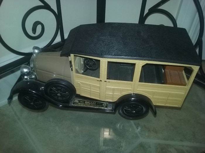 COLLECTIBLE VINTAGE JIM BEAM 1928 FORD YELLOW CAR BOURBON WHISKEY DECANTER: Decanter is empty.