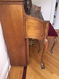 - YAMAHA UPRIGHT QUEEN ANNE PIANO W/CURVED GRACEFUL LEGS, AND YAMAHA BENCH: Seat cover is removable. In excellent condition. Gently used. Beautiful Wood. Gorgeous Tone. Dimensions: Width: 56”. Height: 42.5”. Depth: 24”. Can recommend professional piano movers.