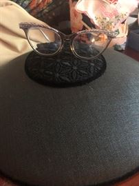 LOVE THESE VINTAGE CAT EYES GLASSES!!