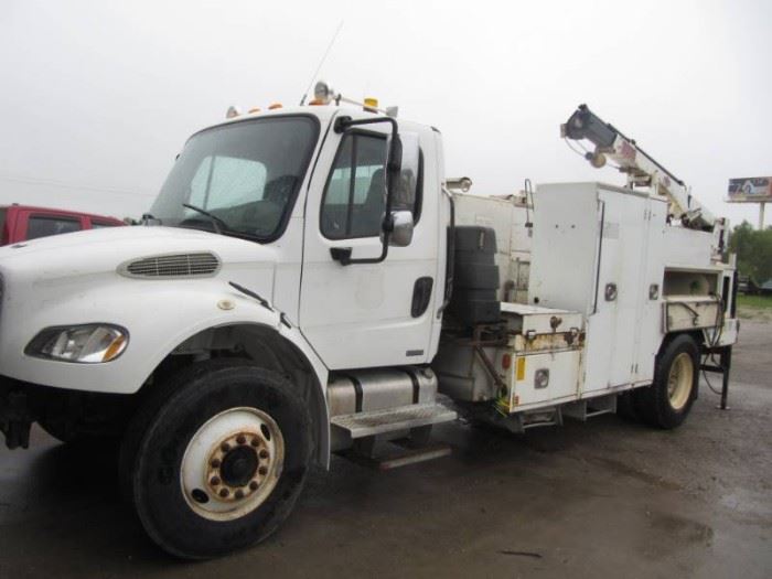 1 2004 Freightliner M 106 Business Class MECHANICS