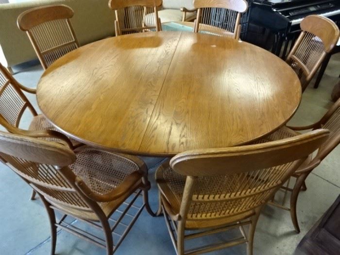 Table w/8 Chairs