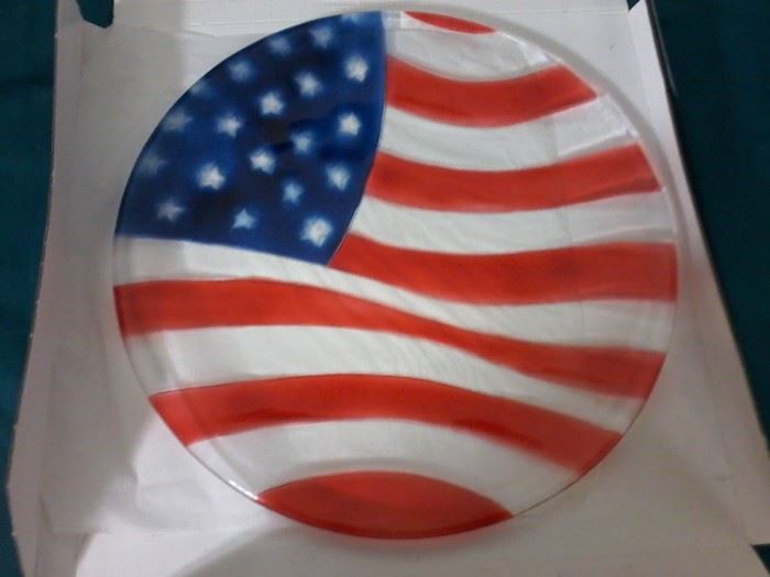 L.E. Smith Collectible USA Flag Glass Plate  http://www.ctonlineauctions.com/detail.asp?id=760031