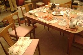 6 DINING ROOM CHAIRS AND SQUARE TABLE WITH 2 LEAVES---"PORTRAIT BY KEELER" MID CENTURY