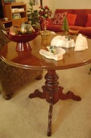 1900'S WALNUT , ROUND TILT TOP TABLE---