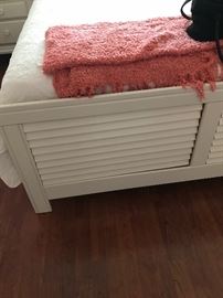 Footboard to Queen Bed