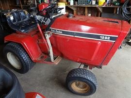 Int'l Cub Cadet 1282 12 HP Lawn Tractor