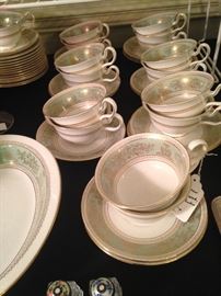 30 pieces of Wedgwood "Gold Columbia" china from England