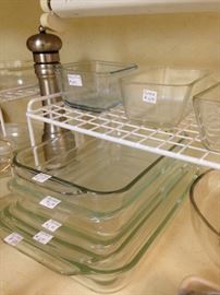Pyrex casserole dishes in a variety of sizes