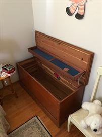 Lane cedar chest in like new condition