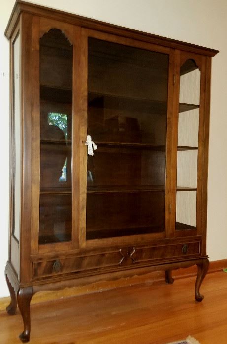 Pristine vintage queen Ann display cabinet in excellent condition